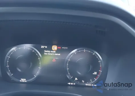 2021 Volvo Xc60 T6 Momentum z USA, uszkodzony, nr VIN YV4A22RK1M1777251